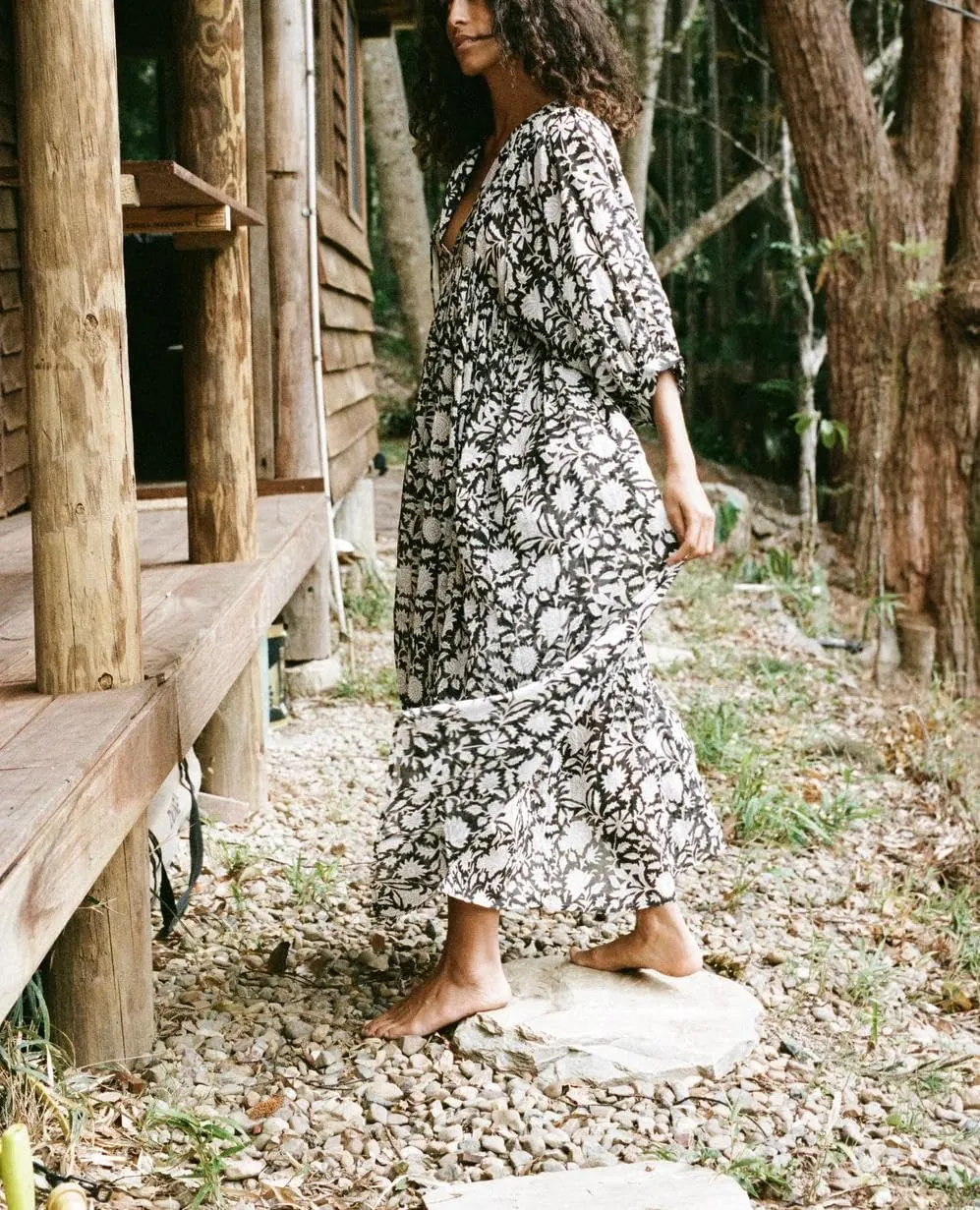 Floral Print Boho Puff Sleeve Maxi Dresses Flowy V Neck Sundresses for Women Ruffle Smocked Tiered Loose Long Dresses